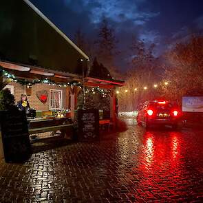 De route op de boerderij is sfeervol aangekleed met lampjes en kerstbomen. De bomen waren over van de naastgelegen kerstbomenkwekerij.