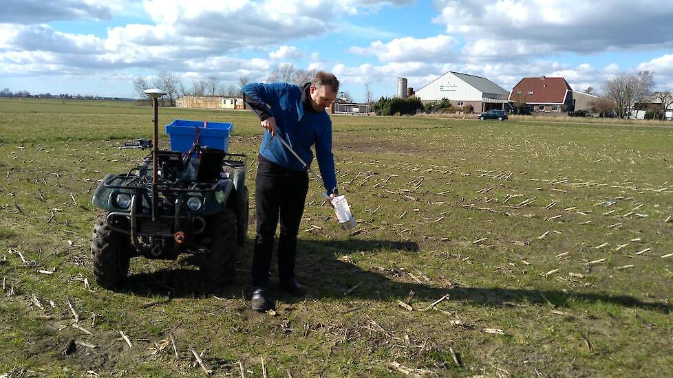 Na het scannen gaat Zandvliet opnieuw het land op. Op een viertal berekende punten neemt hij twintig bodemmonsters.