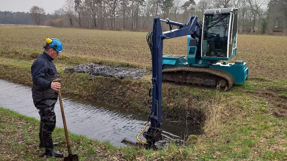 Voordat de droogtestuw geplaatst kan worden, wordt het stuk sloot waar de stuw komt eerst geschoond.