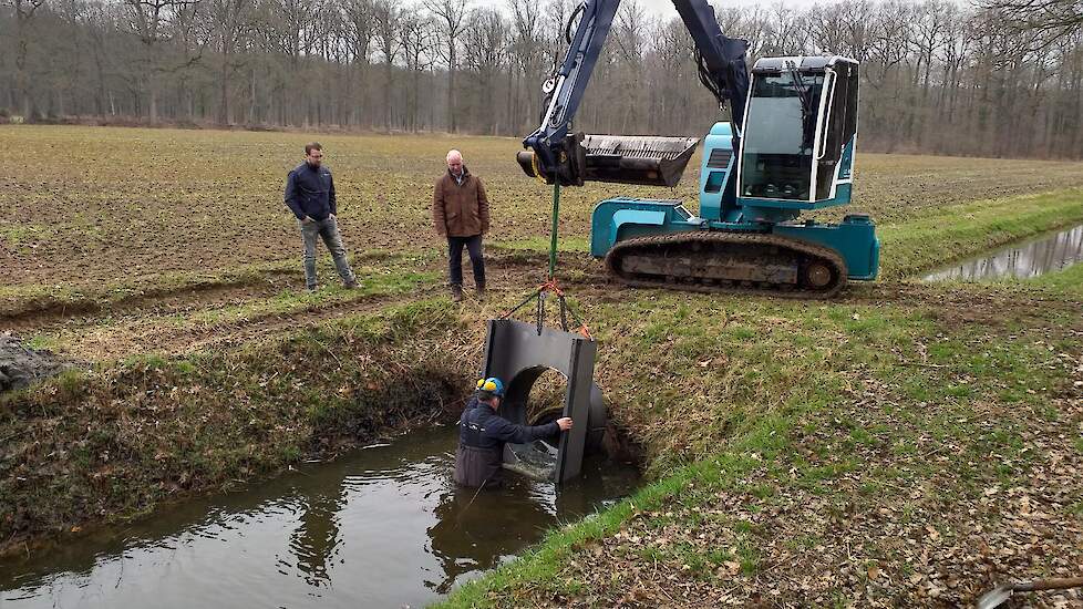 Volgens Brouwer zijn de stuwen, die op maat worden gemaakt, redelijk makkelijk te plaatsen.