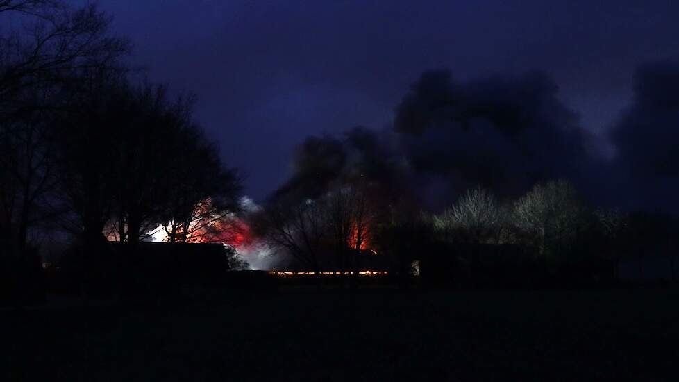 20210405 Grote brand verwoest schuur in Achterveld