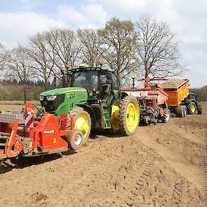 De Gelderse akkerbouwer boert in een overgangsgebied tussen lichte en zwaardere grond. „Op de zware grond kunnen we nog niet terecht, daar is het nog te nat. De grond moet bekwaam genoeg zijn om te poten, en dat is momenteel nog een zoektocht.”