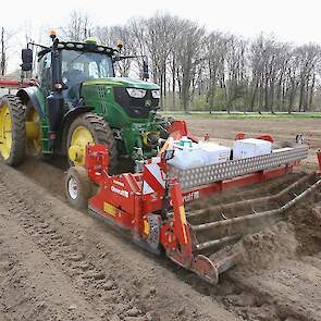 Tijdens het poten wordt een fosfaatbemesting toegevoegd. Afhankelijk van het perceel voegt hij ook granulaat toe tegen bodeminsecten zoals ritnaalden. „Dat probleem wordt steeds groter.” Daarnaast wordt er met een rijenspuit een middel tegen rhizoctonia t