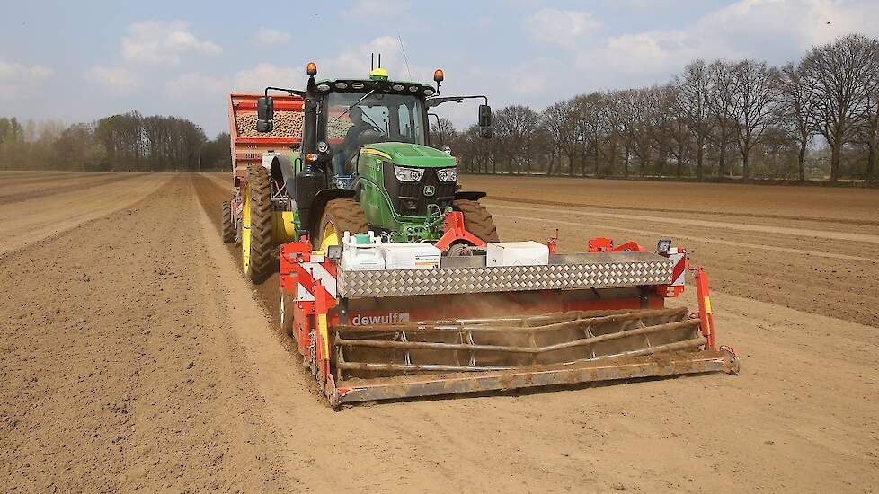 Minkhorst heeft slechts één pootmachine tot zijn beschikking. „Het zijn lange dagen. We zijn minstens vier weken aan het poten.” Hij overweegt om een tweede machine aan te schaffen. „De oppervlakte voor één machine is aan de royale kant.”