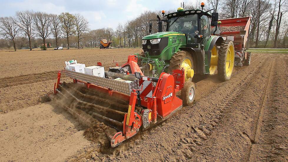 Voor de trekker, een John Deere 6155R, hangt een volveldsfrees van DeWulf.