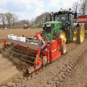 Voor de trekker, een John Deere 6155R, hangt een volveldsfrees van DeWulf.