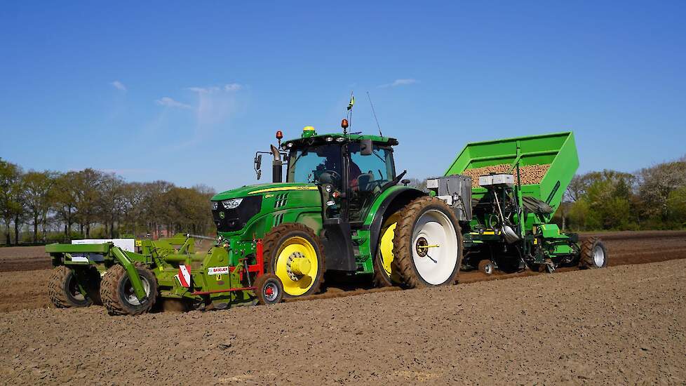 Afhankelijk van de sortering van het pootgoed en de perceelsvorm lukt het om 6-12 hectare per dag te poten. Dit jaar startte Westerveld niet alleen later dan normaal vanwege de vele vorstnachten, maar ook omdat het werk in de bewaring nog niet afgerond wa