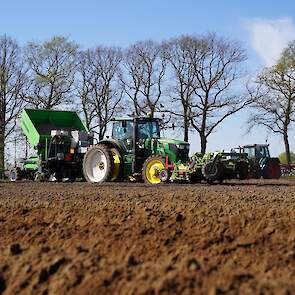 Het oogde misschien zomers op het land in de laatste week van april, maar de bodemtemperatuur reikte na de vele koude nachten in de Achterhoek in de middag in de zon niet verder dan 6 gr C, constateerde Westerveld.