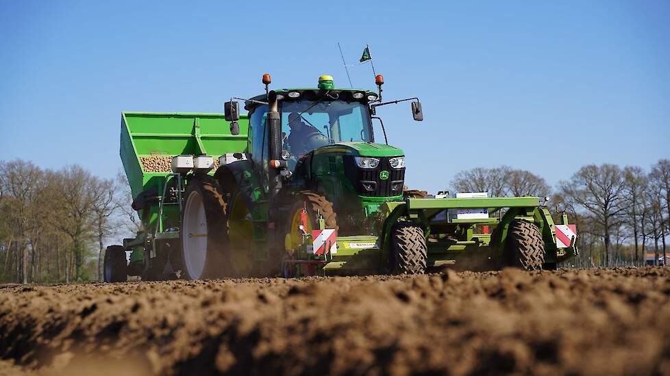 In tegenstelling tot andere jaren heeft Westerveld dit jaar eerst de Fontane en Hansa aardappelen gepoot, en resteert er nu nog een deel van het ruim 50 hectare grote Spunta areaal.