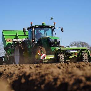 In tegenstelling tot andere jaren heeft Westerveld dit jaar eerst de Fontane en Hansa aardappelen gepoot, en resteert er nu nog een deel van het ruim 50 hectare grote Spunta areaal.