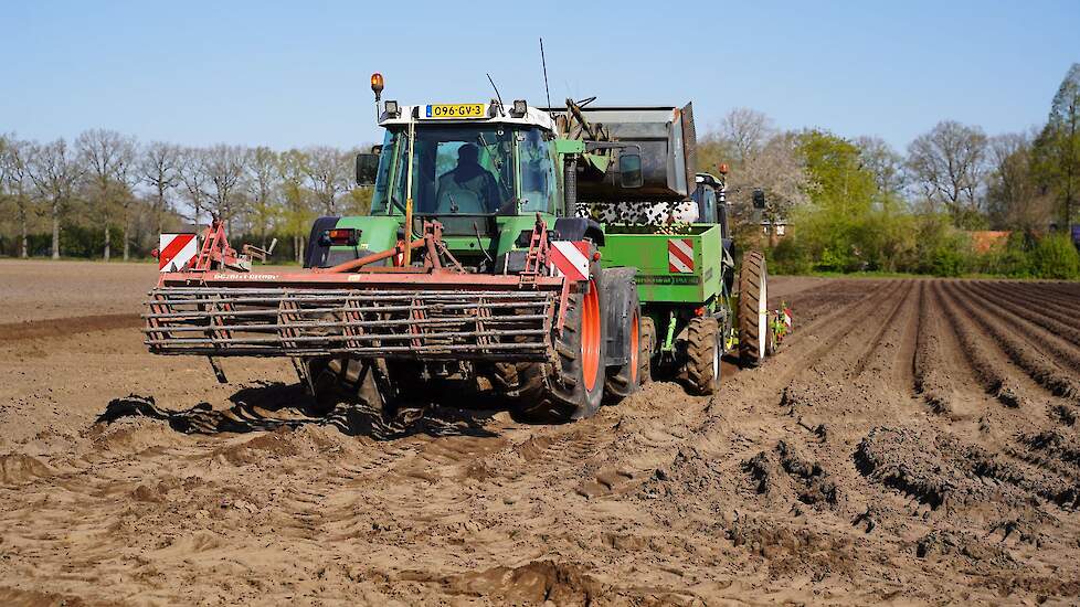 Met de trekker voorlader combinatie wordt niet alleen de pootmachine gevuld, maar ook de kopakker bewerkt om verdichting te voorkomen.