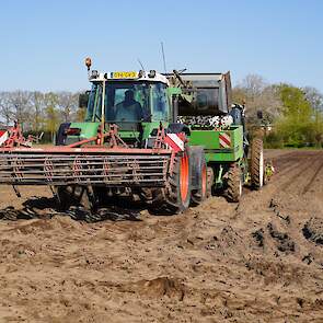 Met de trekker voorlader combinatie wordt niet alleen de pootmachine gevuld, maar ook de kopakker bewerkt om verdichting te voorkomen.