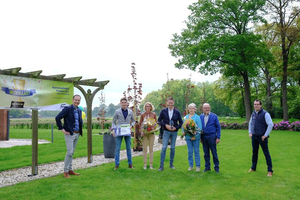 De winnaars van de Agroscoopbokaal vleesvee. v.l.n.r.: Robert van der Aa, ForFarmers directeur Herkauwers, Twan, Jolanda, Erik, Jo en Jan Hag en Vleesveespecialist Dick Kampert