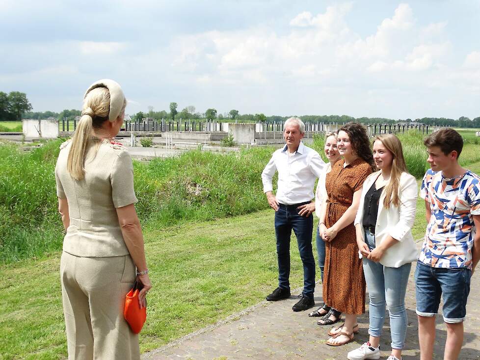 Koningin Máxima in gesprek met de familie Ten Have in Lettele (OV).