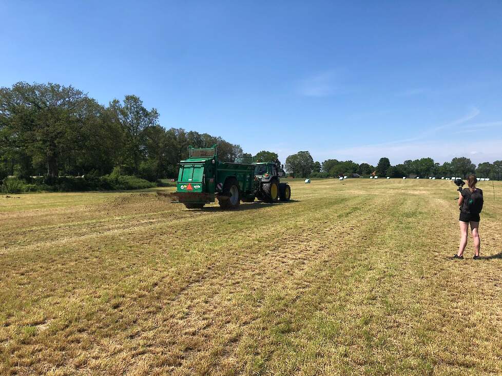 De compostvervanger van Groot Zevert Vergisting wordt uitgereden over het proefveld in Haarlo.