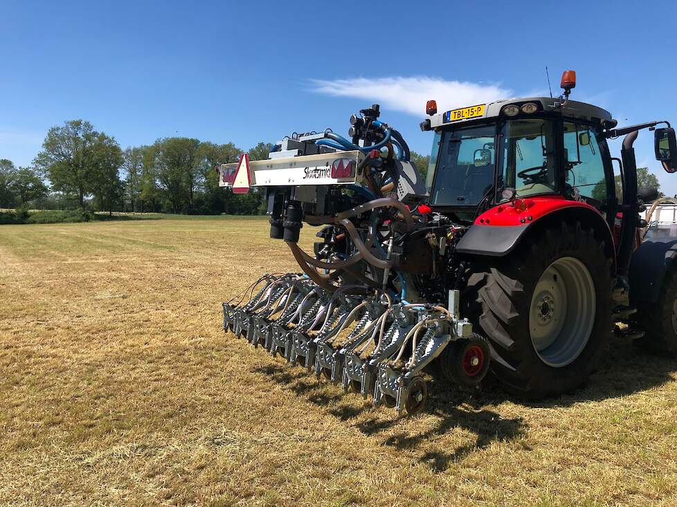 De nieuwe injector van Slootsmid uit Laren, gebaseerd op techniek van een veldspuit. Speciaal voor het uitrijden van Groene Weide Meststof.