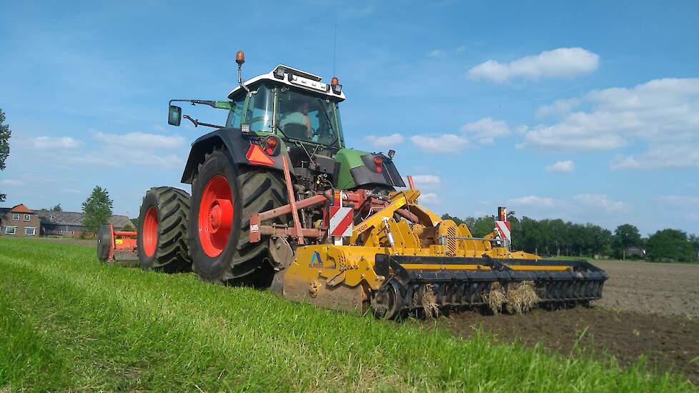 De niet-kerende grondbewerking met in de fronthef een frees en achter de trekker een combinatie van een woeler en kopeg.