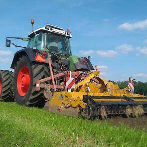 De niet-kerende grondbewerking met in de fronthef een frees en achter de trekker een combinatie van een woeler en kopeg.