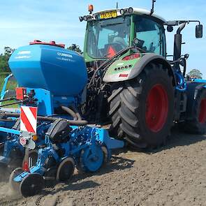 Deze 4 rijige Lemken DeltaRow zaaimachine van loonbedrijf Maurice Zandvliet uit Tjalleberd (FR) is een unieke verschijning. De machine legt het zaad in Delta-verband. Het voordeel ten opzichte van ruitzaaien is dat de planten nog steeds op rij staan maar