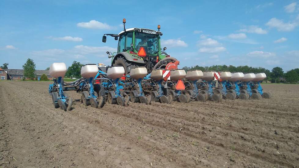 Ter vergelijk wordt ook een deel traditioneel gezaaid. Deze 12-rijer heeft er weinig werk aan.