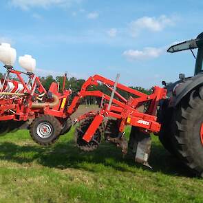 Ondertussen arriveert ook de combinatie met ruggenteeltwoeler van Evers. Een opvallende verschijning.