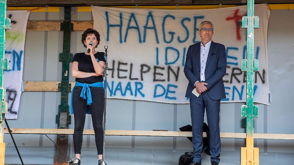 Sieta van Keimpema (FDF) en gedeputeerde Henk Jumelet spraken de menigte toe.