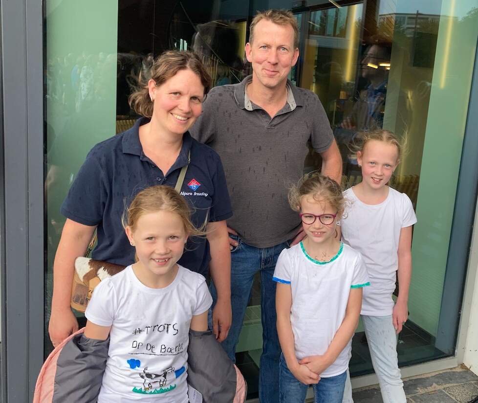 Richard kwam met zijn vrouw en kinderen uit Wierden (OV) naar Zwolle om te protesteren. „Op de één of andere manier hebben de kinderen toch wel interesse. Ze zijn nog jong, maar de middelste heeft wel een beetje interesse. Ze denken ook aan hun toekomst e