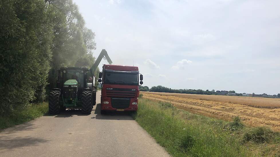 Loonwerker Harrie Nies doet het gerst direct op transport naar Brabant, voor de veevoerindustrie.