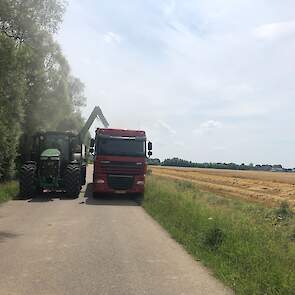 Loonwerker Harrie Nies doet het gerst direct op transport naar Brabant, voor de veevoerindustrie.