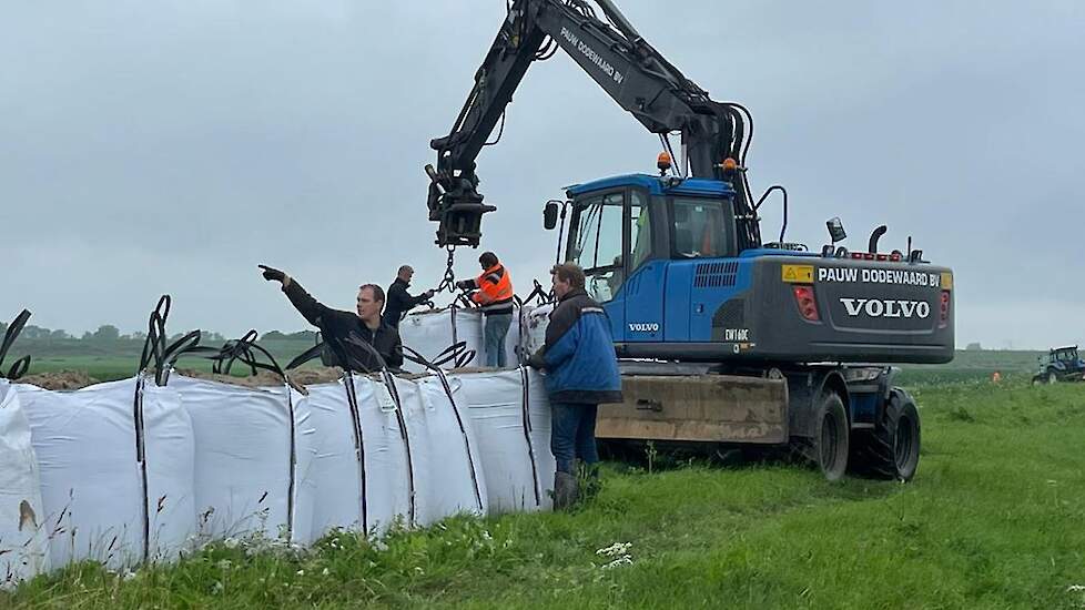 Waar nodig wordt de zomerkade opgehoogd.