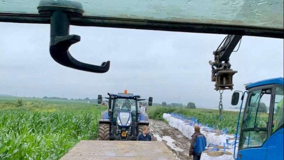 Zandzakken worden gelost in de Drutense uiterwaarden.