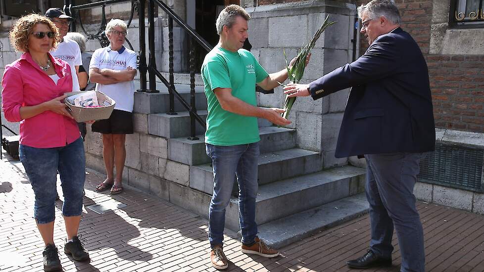 De eerste bos gladiolen werd uitgereikt aan burgemeester Hubert Bruls van Nijmegen.