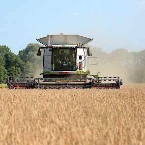 Miste dorst met een Claas Lexion 780 uit 2015. „De grootste die toen te krijgen was", vertelt eigenaar Henk Lensink.