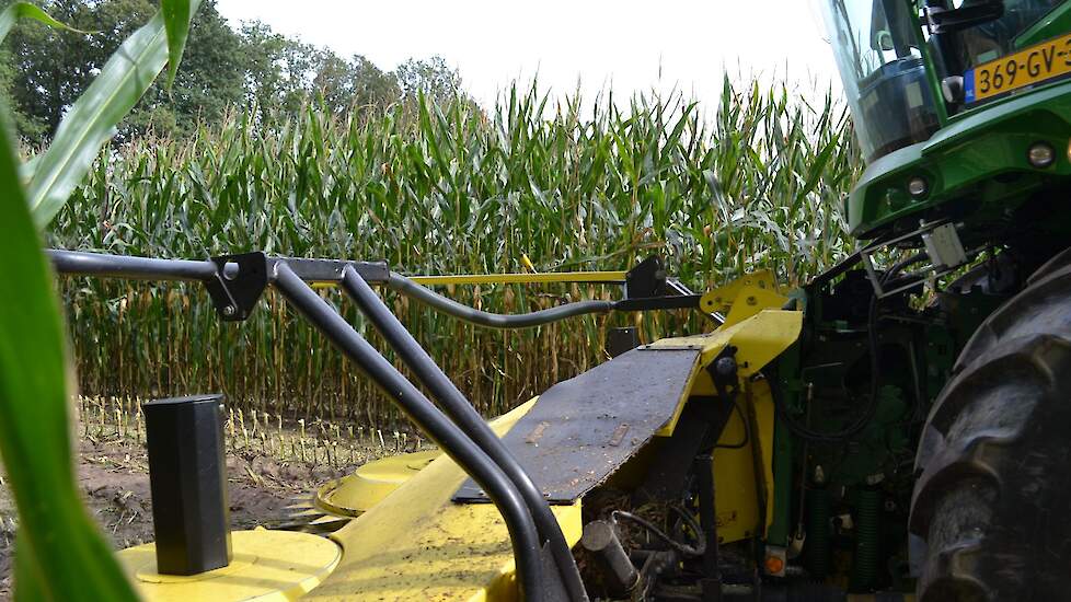 Loonbedrijf Eugelink beschikt over twee maïshakselaars. In de piektijd draaien ze alle twee, maar op dit moment wordt alleen de nieuwe John Deere ingezet, vertelt René Eugelink.