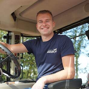 Youri Elshoff: „Het is voor het eerst dat we sorghum telen. Het is goed voer voor de geiten en ze schijnen het erg graag te lusten omdat het wat zoeter is dan maïs.”