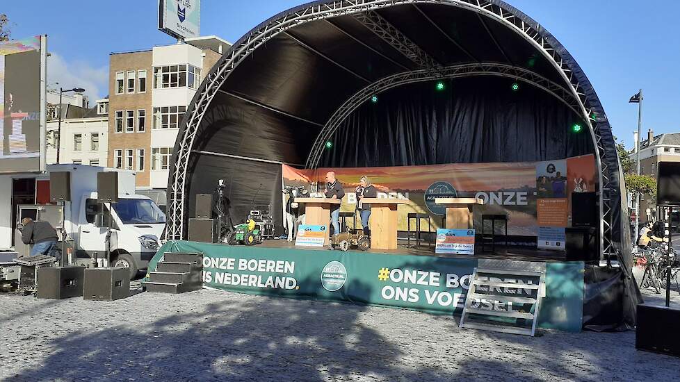 Het podium waarop Agractie, Trotse Jonge Boeren en Team Agro NL verschillende sprekers aan het woord laten.