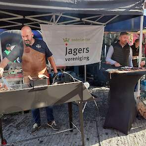 De Jagersvereniging met een vleesproeverij.