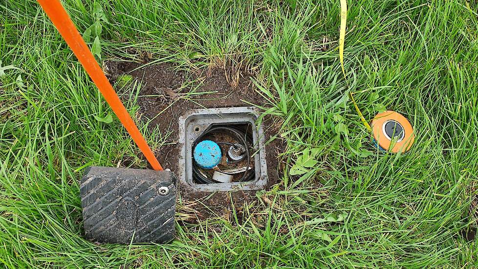 Ook in het gedraineerde perceel werden metingen uitgevoerd. De meetapparatuur zat goed weggewerkt zodat de melkveehouder er geen last van had tijdens landwerkzaamheden.