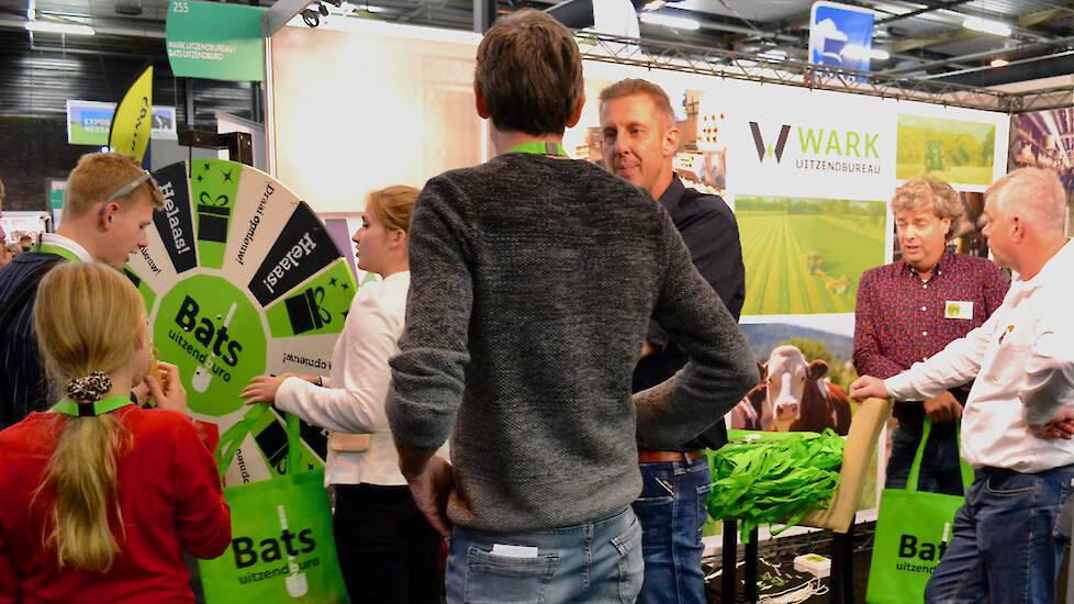 Maar voor het echte werk moet je naar de uitzendbureau's zoals Bats en Wark, die samen een stand delen. Wark zit vooral in het Vechtdal, heeft 350 boerenklanten en 100 man personeel. Het werkgebied van Bats is Drenthe, de Kop van Overijssel en Friesland.