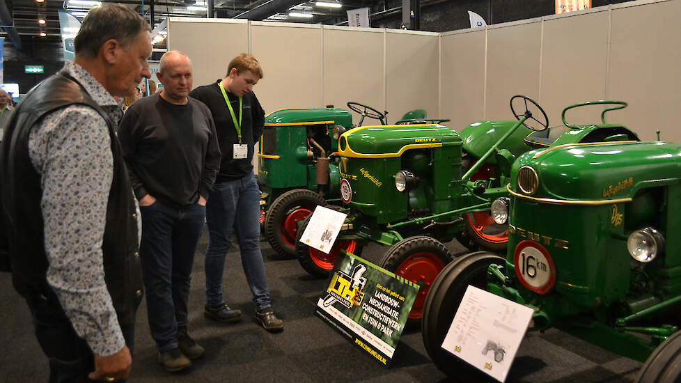 Maar ook oldtimers, zoals deze Deutz-trekkers, mogen zich verheugen in warme belangstelling van de liefhebbers.