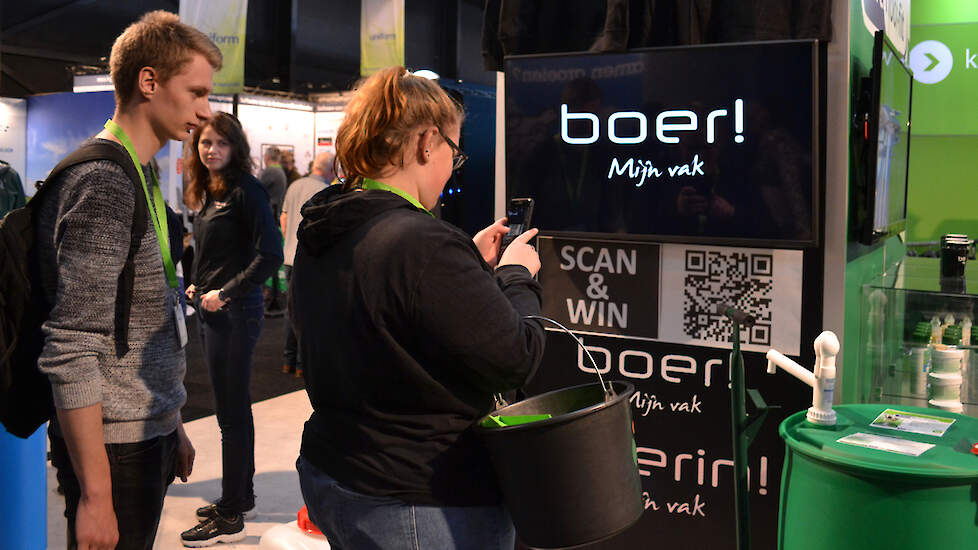 Een van de opvallende zaken van de RMV-editie 2021: QR-code scannen. Niet alleen de verplichte Corona-toegangscode bij de ingang van de beurs. Op heel veel stands kun je een QR-code scannen om wat te winnen, of om meer informatie op te halen.