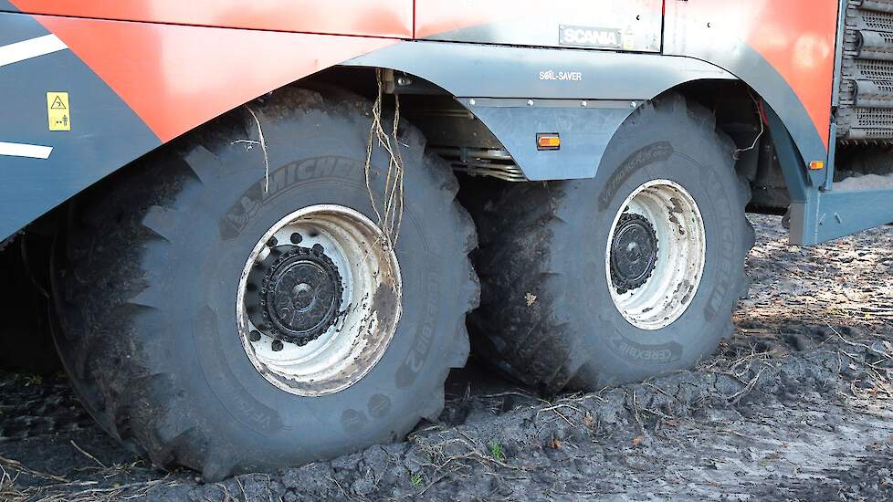 Ziengs koos bewust voor een tandemasser. „Een rups heeft teveel slijtage op de weg." Met de 10-tonsbunker vol weegt de machine zo'n 37 ton. „Het meeste komt op de achterassen. Dat ontlast de smalle banden voor. Net wat wij willen."