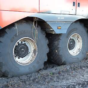 Ziengs koos bewust voor een tandemasser. „Een rups heeft teveel slijtage op de weg." Met de 10-tonsbunker vol weegt de machine zo'n 37 ton. „Het meeste komt op de achterassen. Dat ontlast de smalle banden voor. Net wat wij willen."