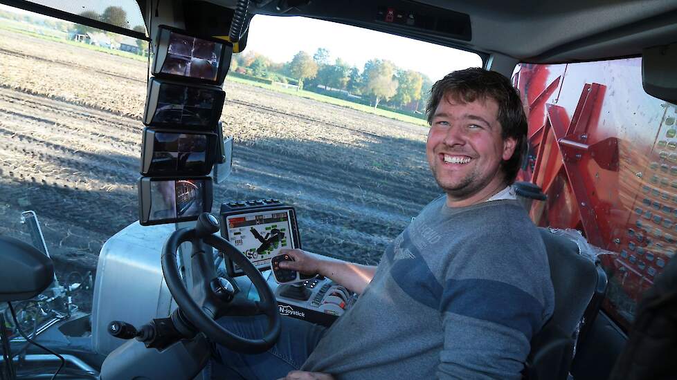 Gerjan, die samen met vader Gerrit in maatschap boert, geniet van het werk. De nieuwe rooier kwam 1 oktober en de eerste indruk is goed. „Kleine dingetjes blijven er, maar dat pakt Dewulf goed op." Gerjan is hier bezig met Novano's, zo'n 45 ton per hectar