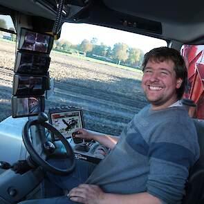 Gerjan, die samen met vader Gerrit in maatschap boert, geniet van het werk. De nieuwe rooier kwam 1 oktober en de eerste indruk is goed. „Kleine dingetjes blijven er, maar dat pakt Dewulf goed op." Gerjan is hier bezig met Novano's, zo'n 45 ton per hectar