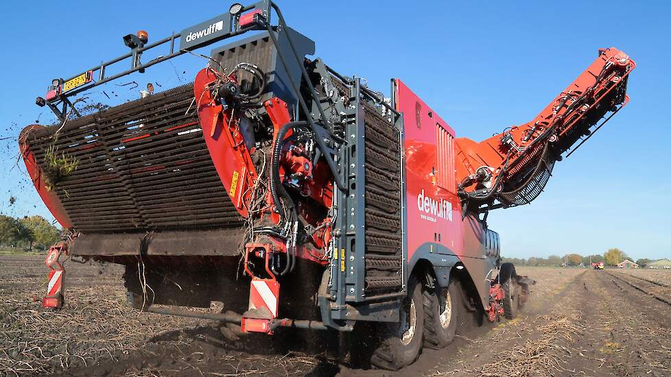 De Drentse akkerbouwer heeft veel werk voor de rooier. Hoeveel, dat zegt hij liever niet. Daarnaast doet hij een klein beetje werk voor derden. „Maar dat mag de naam niet hebben." De achterbanden gaan door hetzelfde spoor. De machine kan een klein beetje