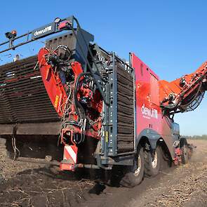 De Drentse akkerbouwer heeft veel werk voor de rooier. Hoeveel, dat zegt hij liever niet. Daarnaast doet hij een klein beetje werk voor derden. „Maar dat mag de naam niet hebben." De achterbanden gaan door hetzelfde spoor. De machine kan een klein beetje