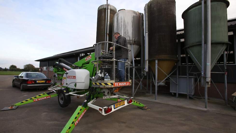 Op de twee linkse silo's worden sensoren geplaatst. In de witte silo zit meel en in de meeste linkse silo zitten brokken. De witte silo is van oorsprong een kunstmestsilo. Die hebben dikkere wanden dan silo's voor brokken.