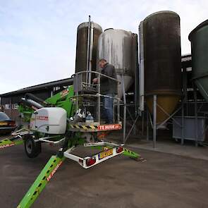 Op de twee linkse silo's worden sensoren geplaatst. In de witte silo zit meel en in de meeste linkse silo zitten brokken. De witte silo is van oorsprong een kunstmestsilo. Die hebben dikkere wanden dan silo's voor brokken.