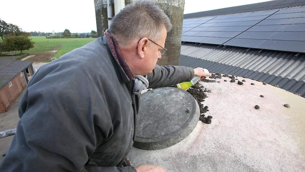 De sensoren worden op de buitenkant van de silo geplaatst. Het oppervlak waar de sensor komt moet eerst goed schoongemaakt en ontvet worden.